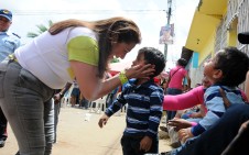 Primera dama Nidia de Rangel saludando a los niños de el callao