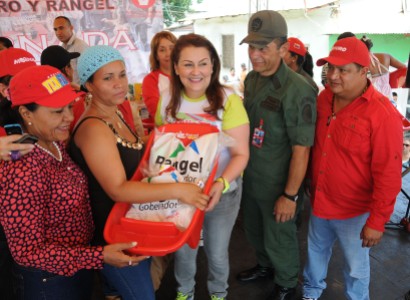 Entrega de canastillas por la primera dama Nidia de Rangel